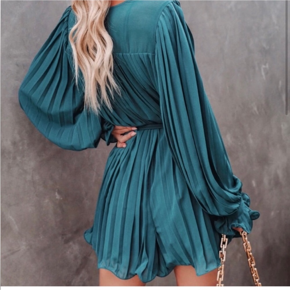 Lulu’s Green Ruffled Romper - missing belt - Picture 2 of 2
